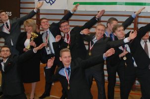 Zwycięska ekipa z dyrektorem szkoły Joanną Pindelską / fot. Włodzimierz Rodziewicz.